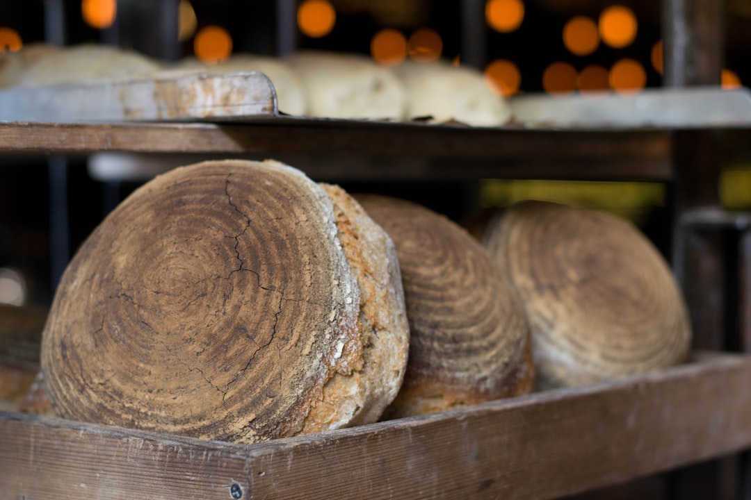 découvrez notre boulangerie maison, où chaque délice est préparé avec amour et des ingrédients frais. savourez nos pains, pâtisseries et desserts faits maison, parfaits pour toutes les occasions.