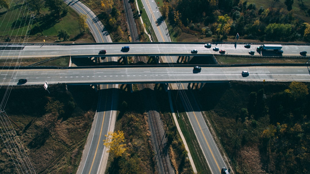 découvrez l'avenir de la mobilité avec les véhicules autonomes. explorez comment cette technologie révolutionnaire transforme nos déplacements, améliore la sécurité routière et façonne les villes de demain.