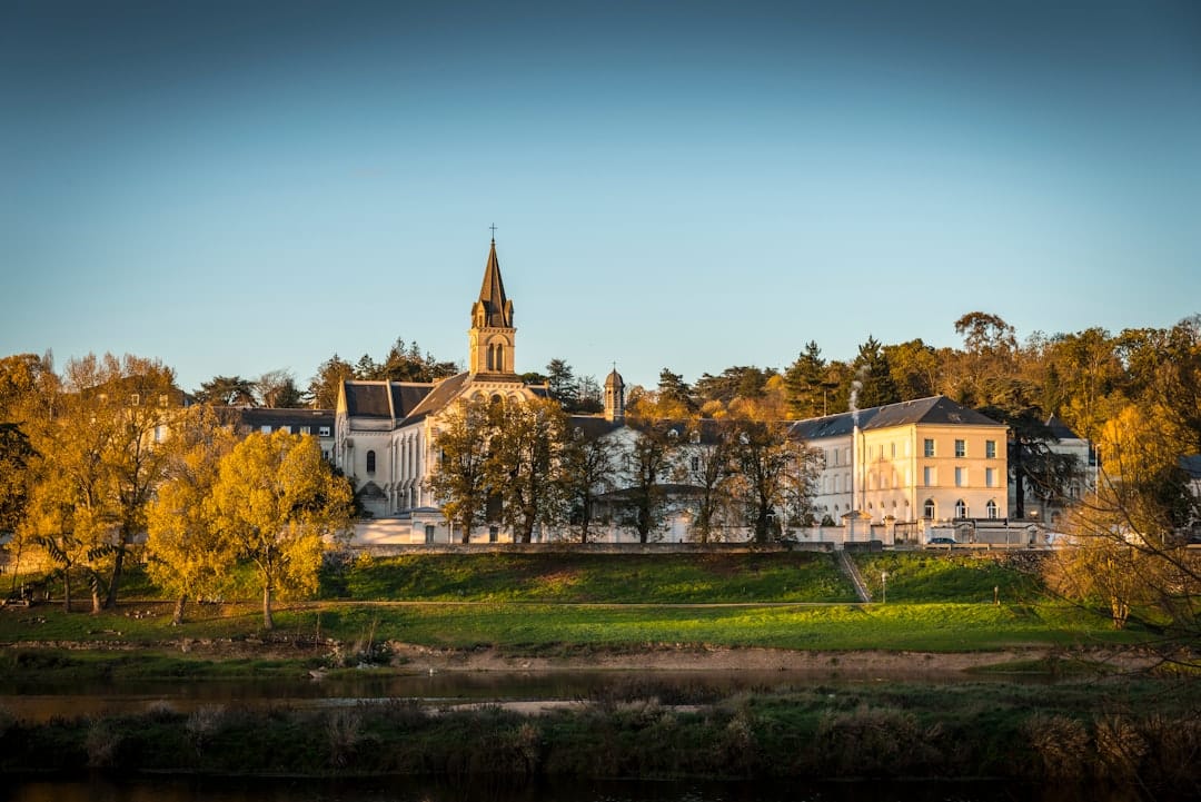 découvrez des visites guidées inoubliables qui vous plongent au cœur de l'histoire et de la culture. explorez des lieux emblématiques sous la conduite d'experts passionnés et vivez des expériences uniques adaptées à tous les types de voyageurs.