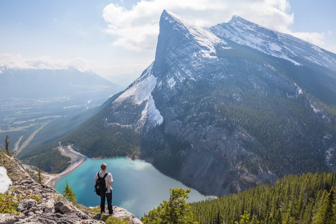 découvrez l'univers passionnant de la randonnée ! explorez des sentiers pittoresques, admirez des paysages à couper le souffle et reconnectez-vous avec la nature. que vous soyez un randonneur expérimenté ou un débutant, trouvez des conseils, itinéraires et inspiration pour vos prochaines aventures en plein air.